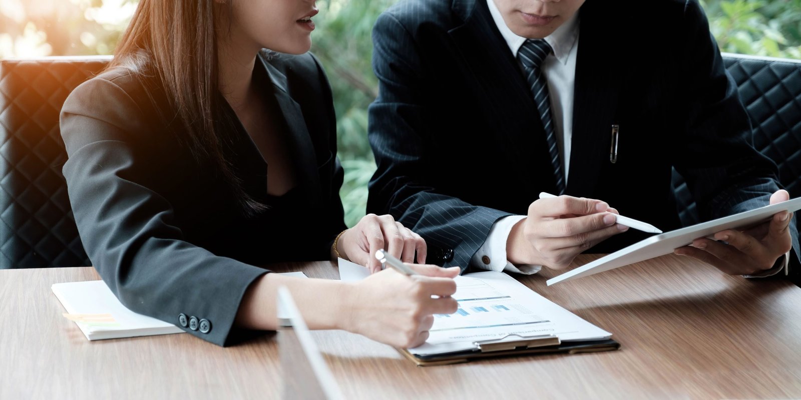 vecteezy-fund-managers-team-consultation-and-discuss-about-analysis-10123234