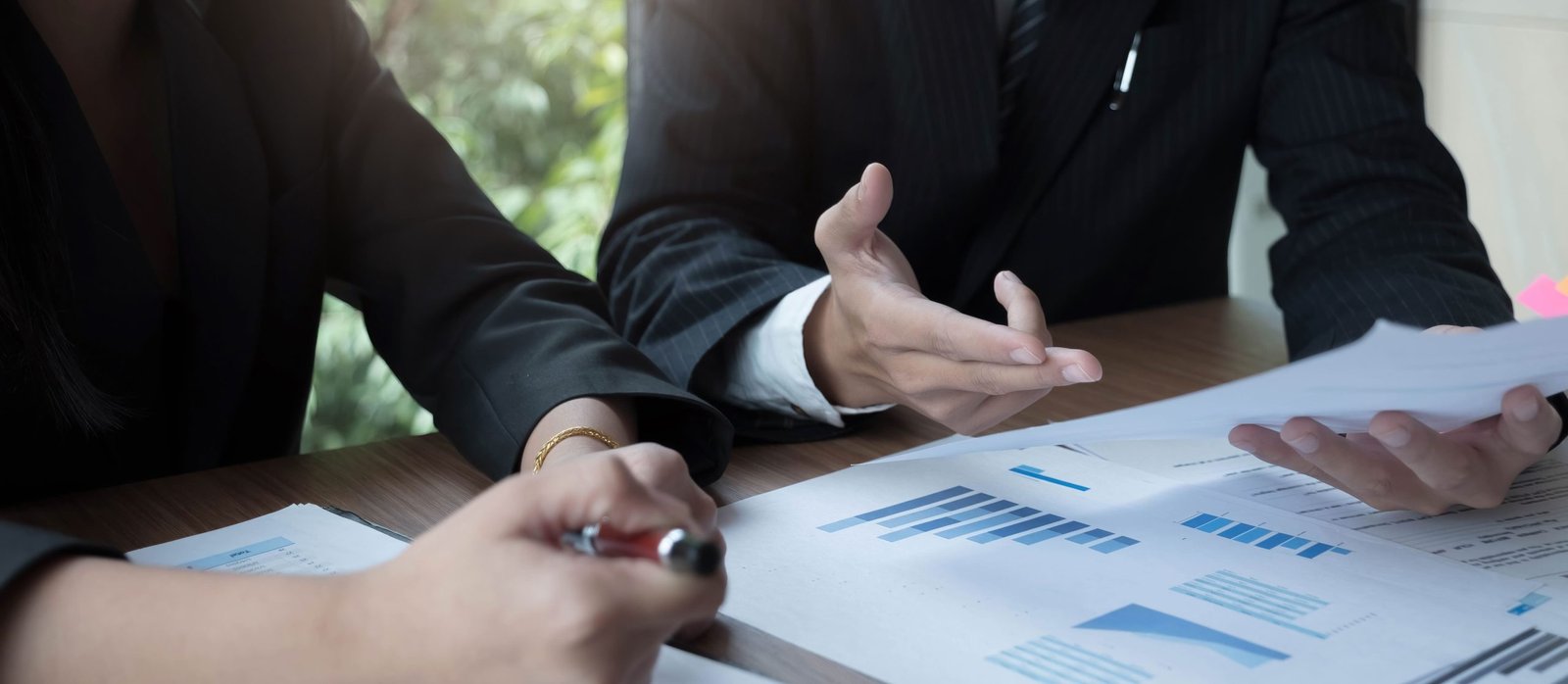 vecteezy-fund-managers-team-consultation-and-discuss-about-analysis-4229019